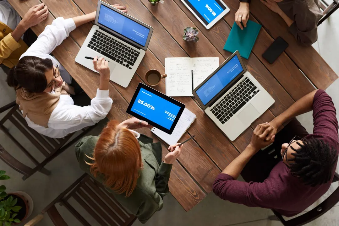 Nhóm marketing triển khai nội dung trên các kênh online